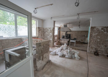 Primăria Timișoara finalizează primele reparații la școli în perioada verii. Programul de intervenții continuă/Foto