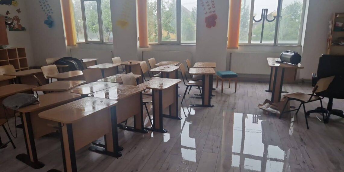 Vijelia a făcut prăpăd în Timiș! Școală din Jebel, afectată grav: „Ajutor! Avem apă în clase și țigle căzute de pe acoperiș!”