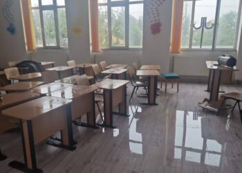 Vijelia a făcut prăpăd în Timiș! Școală din Jebel, afectată grav: „Ajutor! Avem apă în clase și țigle căzute de pe acoperiș!”