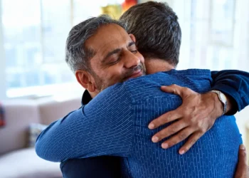 VIDEO. Îi îmbrățișa și îi fura cu tot… dragul