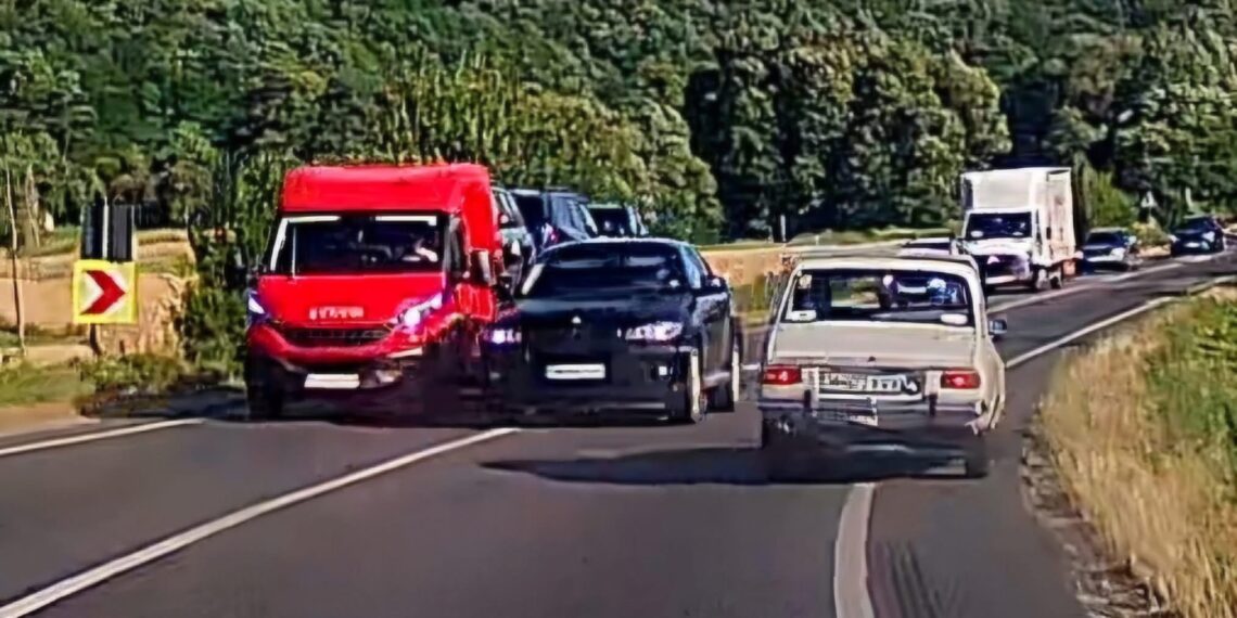 Șofer inconștient. Depășire periculoasă pe linie continuă, în curbă