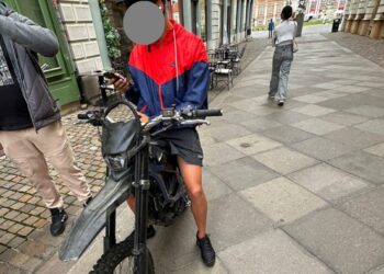 Minor de 17 ani, din Dumbrăvița, depistat de polițiștii locali circulând în Piața Unirii cu o motocicletă electrică neînmatriculată și fără permis