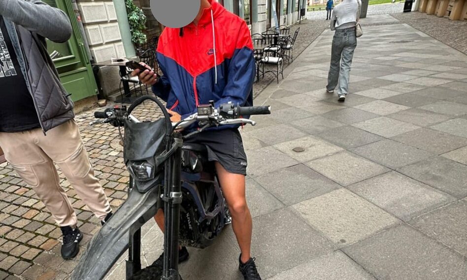 Minor de 17 ani, din Dumbrăvița, depistat de polițiștii locali circulând în Piața Unirii cu o motocicletă electrică neînmatriculată și fără permis