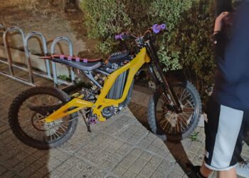 Minori de 16 și 17 ani, surprinși de polițiștii locali circulând cu motocicleta neînmatriculată, printre oameni, în Piața Victoriei