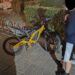Minori de 16 și 17 ani, surprinși de polițiștii locali circulând cu motocicleta neînmatriculată, printre oameni, în Piața Victoriei