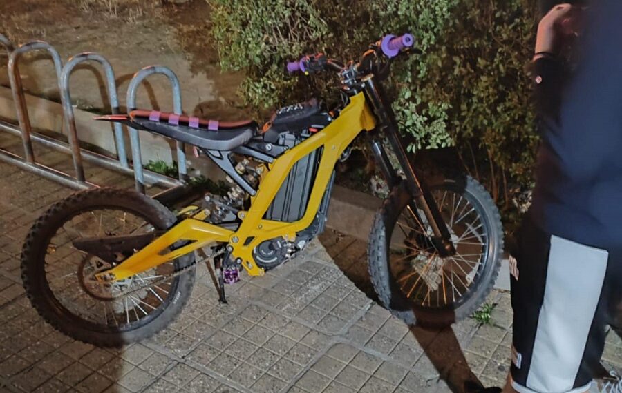 Minori de 16 și 17 ani, surprinși de polițiștii locali circulând cu motocicleta neînmatriculată, printre oameni, în Piața Victoriei