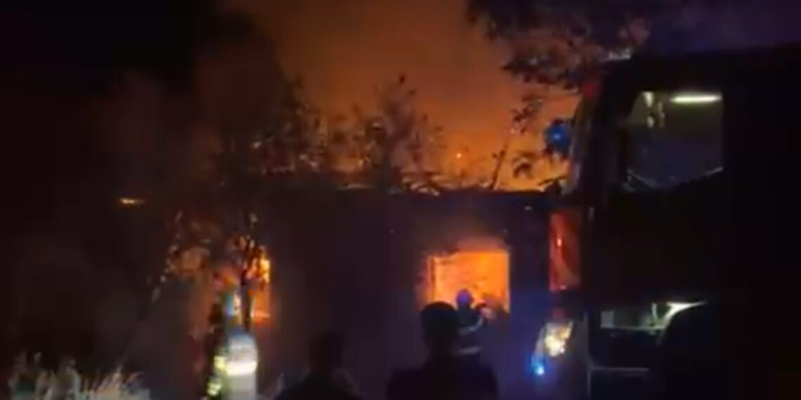 Incendiu la Petroman. A ars o casă