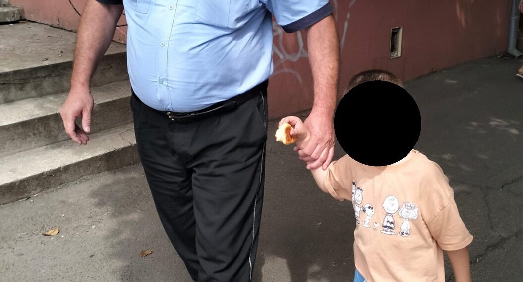 Copil de 5 ani, rătăcit de bunic, găsit de polițiștii locali printre mașini, pe o stradă din Cartierul Calea Girocului