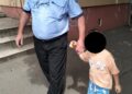 Copil de 5 ani, rătăcit de bunic, găsit de polițiștii locali printre mașini, pe o stradă din Cartierul Calea Girocului