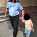 Copil de 5 ani, rătăcit de bunic, găsit de polițiștii locali printre mașini, pe o stradă din Cartierul Calea Girocului