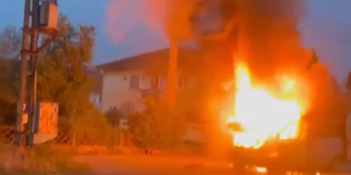 Panică la Caransebeș: un microbuz a luat foc în apropierea unei stații de carburant | VIDEO