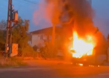 Panică la Caransebeș: un microbuz a luat foc în apropierea unei stații de carburant | VIDEO