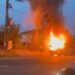 Panică la Caransebeș: un microbuz a luat foc în apropierea unei stații de carburant | VIDEO