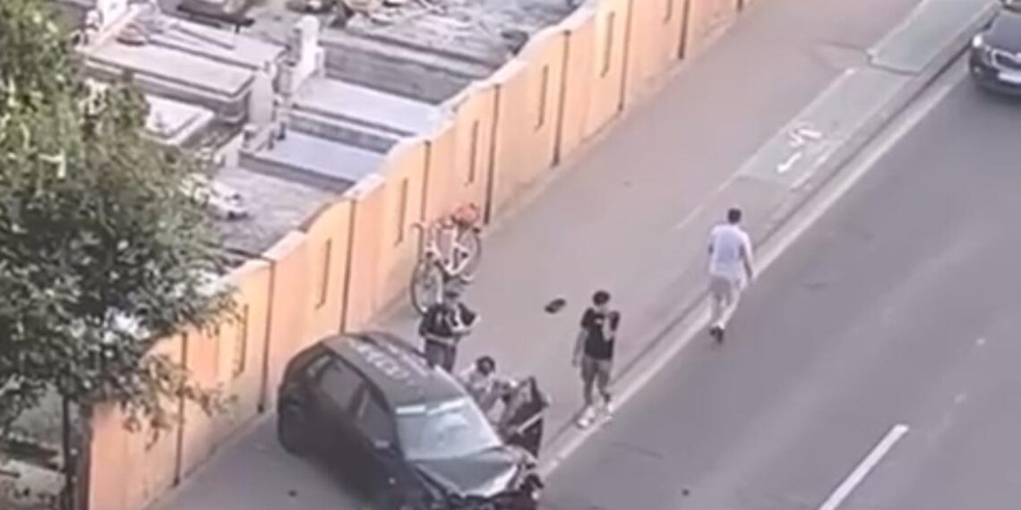 Video. A sărit peste un sens de circulație și trotuar, apoi s-a oprit în gardul cimitirului. Accident spectaculos la Timișoara