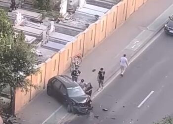 Video. A sărit peste un sens de circulație și trotuar, apoi s-a oprit în gardul cimitirului. Accident spectaculos la Timișoara