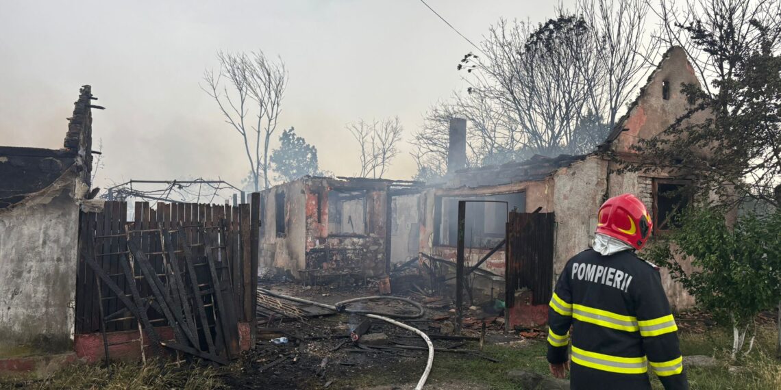 Incendiu devastator în Jebel! Flăcările au mistuit 3 hectare de vegetație și s-au extins la o casă și două anexe