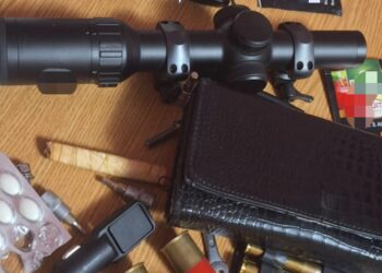 Armă letală și peste 1.300 de cartușe, descoperite în Caraș-Severin! Doi bărbați au fost reținuți