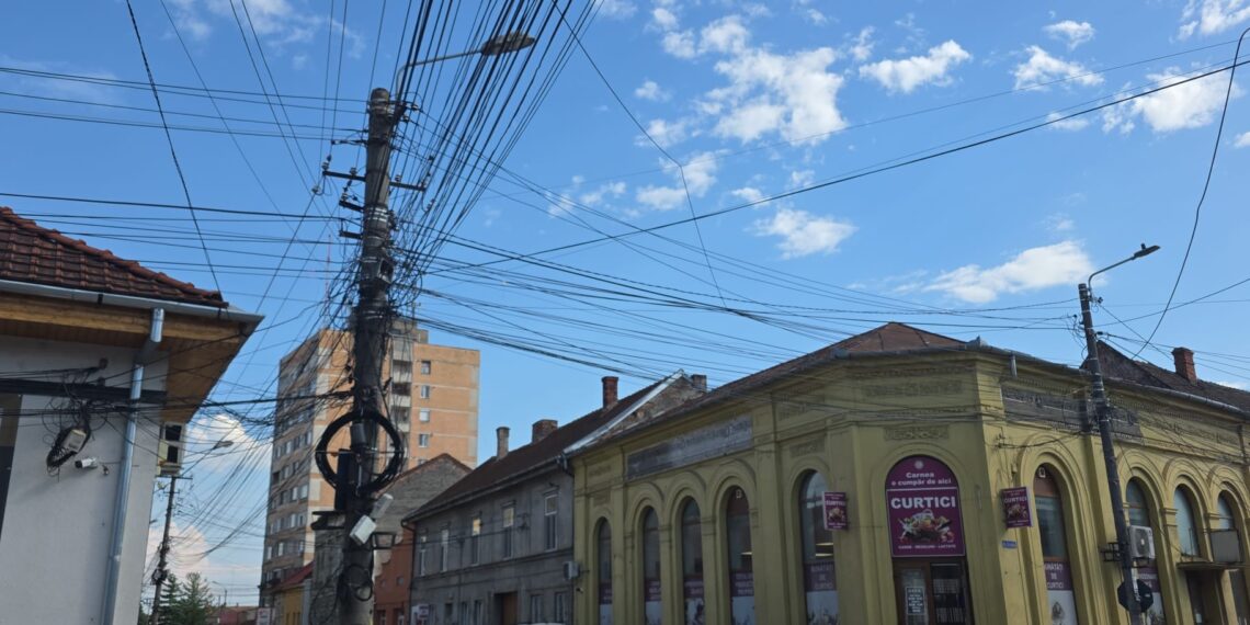 Primarul Călin Dobra cere soluții pentru eliminarea cablurilor suspendate: „Lugojul are nevoie de un peisaj urban curat și sigur”