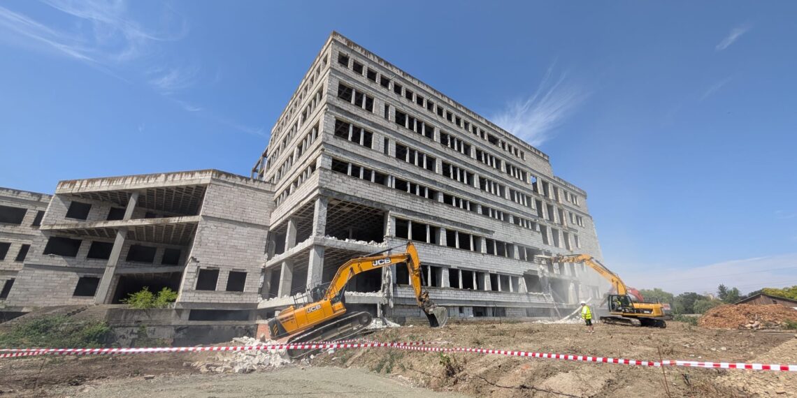 Un pas înainte pentru Institutul Oncologic. Se demolează vechea construcție