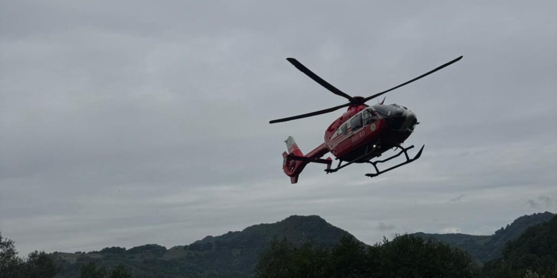 Bărbat căzut într-o prăpastie. A intervenit elicopterul SMURD