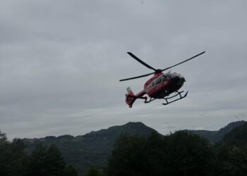 Bărbat căzut într-o prăpastie. A intervenit elicopterul SMURD