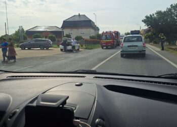 Accident la Recaș. Doi minori au fost răniți