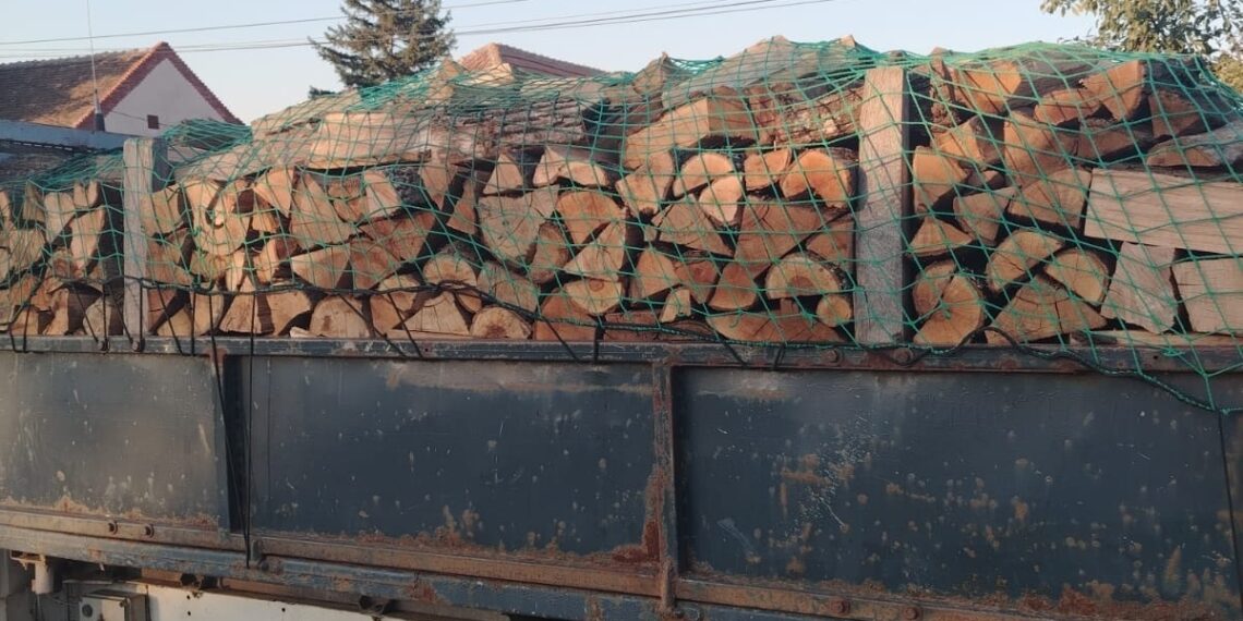 Transport ilegal de material lemnos depistat de polițiștii rutieri