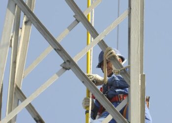 Bărbat electrocutat pe un stâlp de curent în Timiș. Era la serviciu