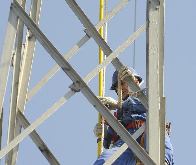 Bărbat electrocutat pe un stâlp de curent în Timiș. Era la serviciu