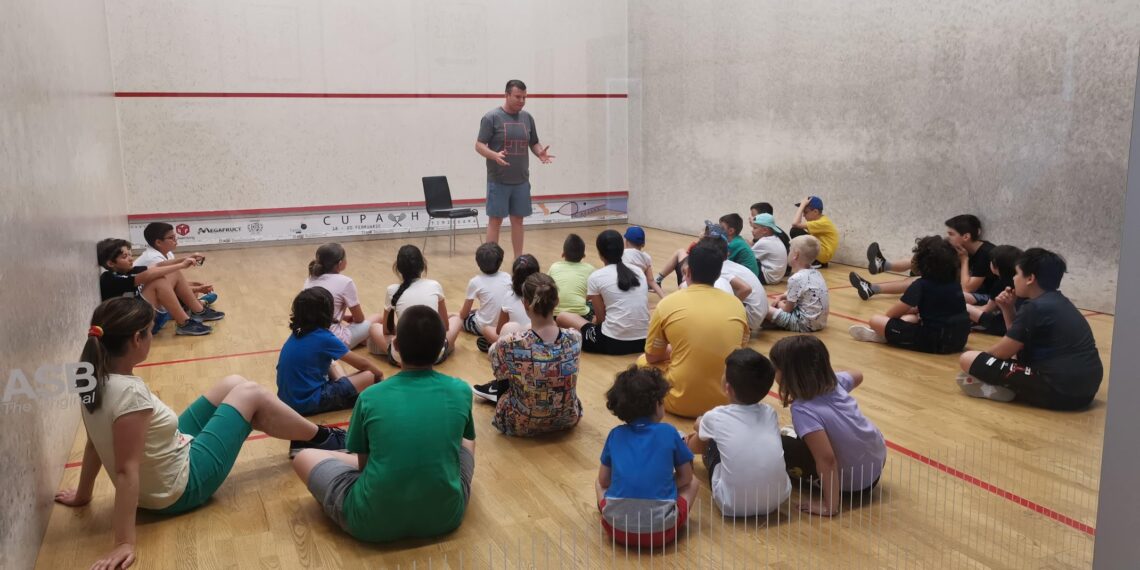 Sport gratuit pentru copii, toată vara în Timișoara: cursuri de squash și înot pentru cei între 7 și 15 ani