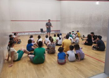 Sport gratuit pentru copii, toată vara în Timișoara: cursuri de squash și înot pentru cei între 7 și 15 ani