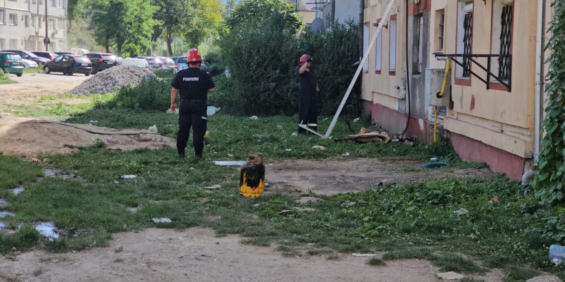 Explozie urmată de incendiu la o cameră de cămin pe strada Căminelor, în municipiul Reșița