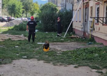 Explozie urmată de incendiu la o cameră de cămin pe strada Căminelor, în municipiul Reșița