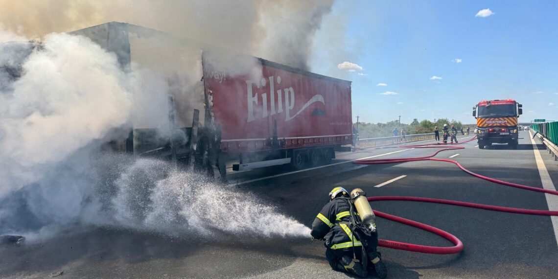 Incendiu autotren care transporta componente metalice