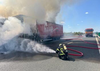 Incendiu autotren care transporta componente metalice