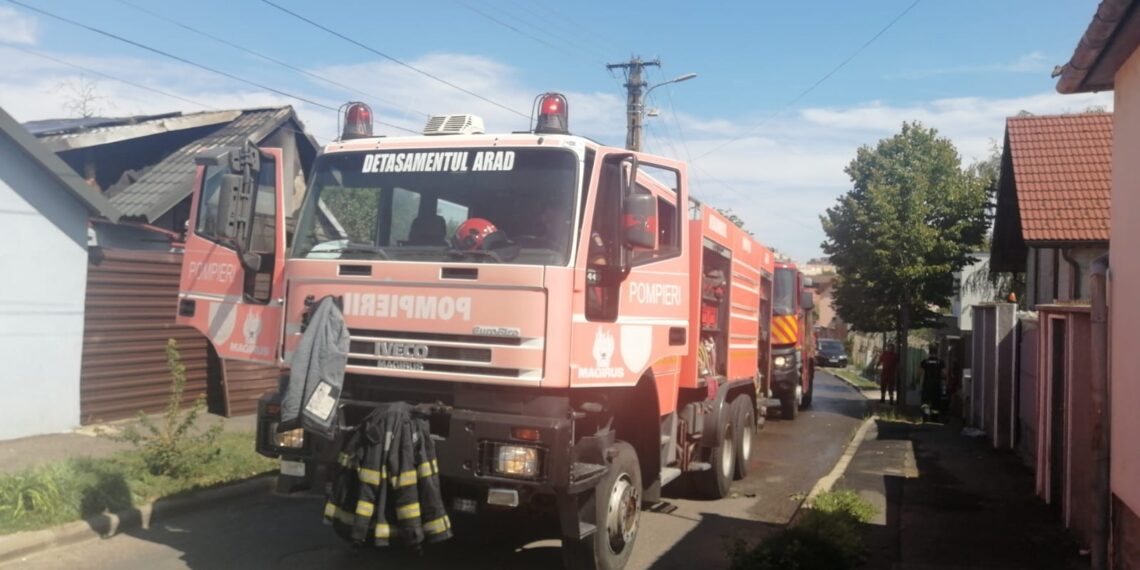 Incendiu la o casă de pe strada Sever Bocu, Arad. Un adult și doi minori au fost transportați la spital