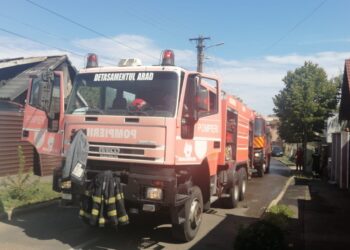 Incendiu la o casă de pe strada Sever Bocu, Arad. Un adult și doi minori au fost transportați la spital