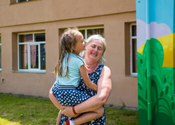 Salvați Copiii: Doar unul din trei copii cu părinți plecați la muncă în străinătate își revede familia în această vară