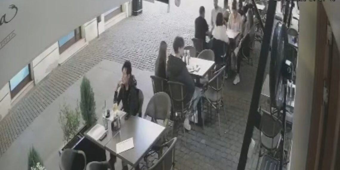 Doi tineri, surprinși de camerele unei terase plecând fără să plătească