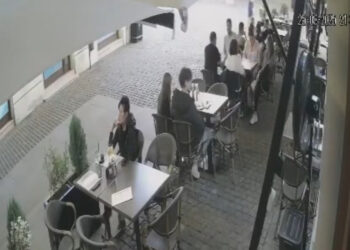 Doi tineri, surprinși de camerele unei terase plecând fără să plătească