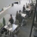 Doi tineri, surprinși de camerele unei terase plecând fără să plătească