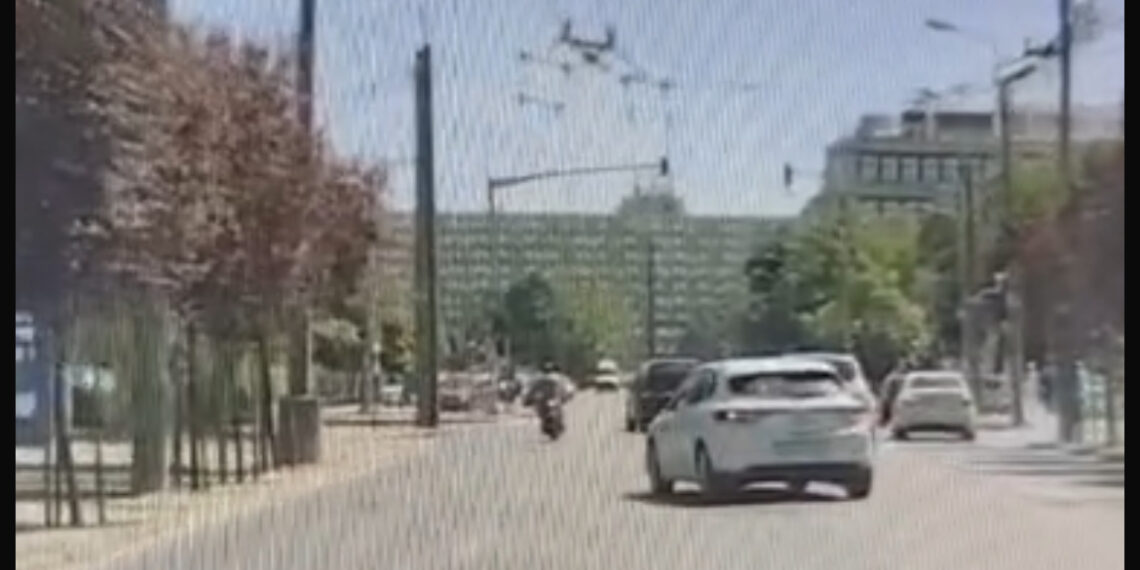 Motociclist rănit după ce o tânără l-a lovit în trafic / VIDEO