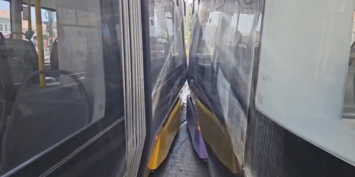 Pompierii timișeni intervin în urma unui accident rutier produs între 2 tramvaie în Timisoara, P-ta Traian/ VIDEO