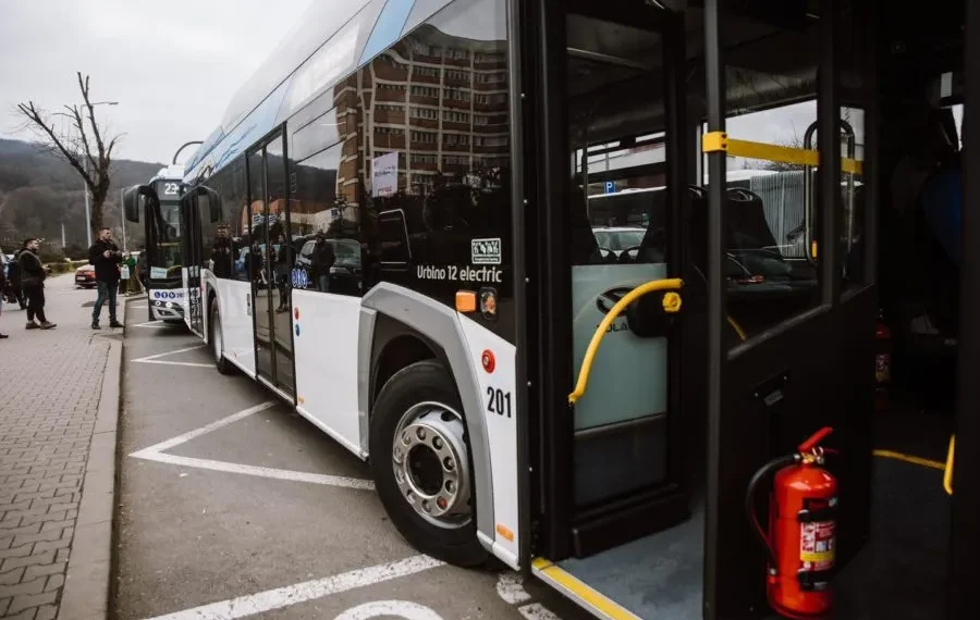 Un bărbat a fost filmat în timp ce distruge un scaun într-un autobuz din Reșița