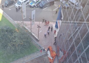 Un bărbat care a amenințat că sare de pe Bastion a ajuns la Psihiatrie/Video