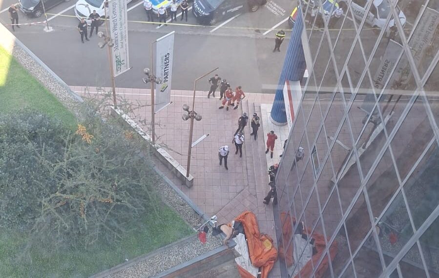 Un bărbat care a amenințat că sare de pe Bastion a ajuns la Psihiatrie/Video