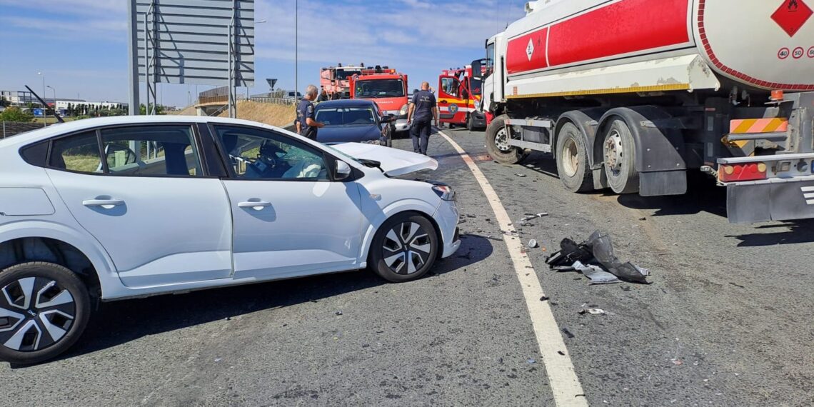 Accident pe A1. O persoană încarcerată