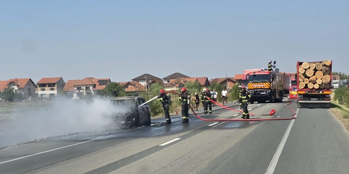 Mașina unei familii din Timiș s-a făcut scrum în apropiere de Lugoj
