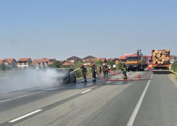 Mașina unei familii din Timiș s-a făcut scrum în apropiere de Lugoj