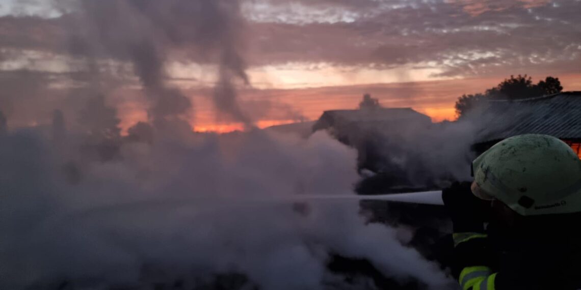 Incendiu la o hală destinată reciclării deșeurilor